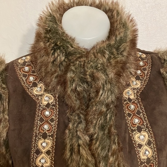 Regent Park faux fur vest with faux rhinestones Large - Picture 4 of 12
